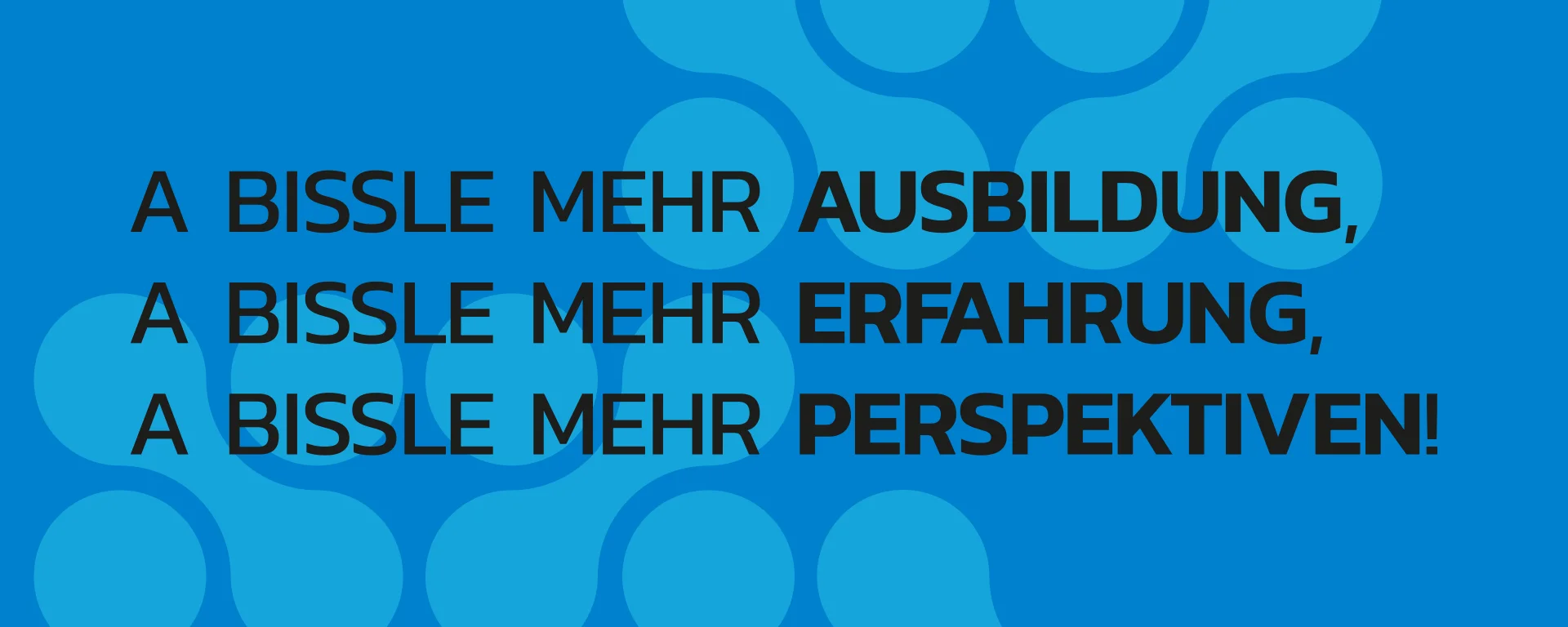 Grafik mit blauem Hintergrund und Text: „A BISSLE MEHR AUSBILDUNG, A BISSLE MEHR ERFAHRUNG, A BISSLE MEHR PERSPEKTIVEN!“